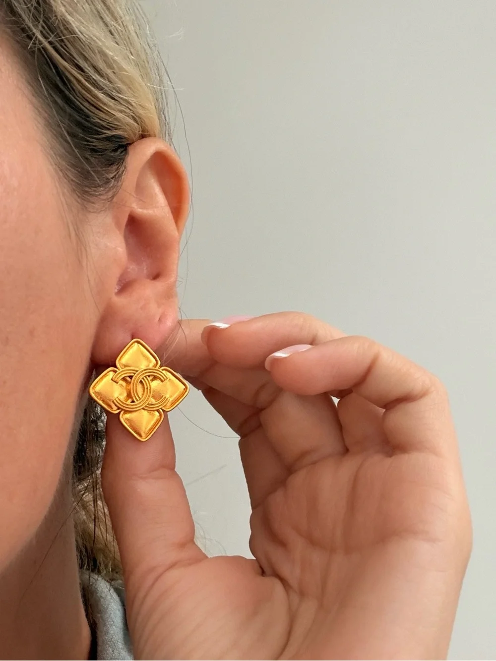 💛CHANEL Gold Flower Motif Stud Earrings✨